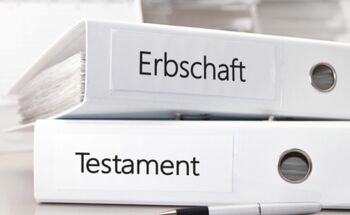 Zwei weiße Aktenordner mit der Aufschrift Erbschaft und Testament